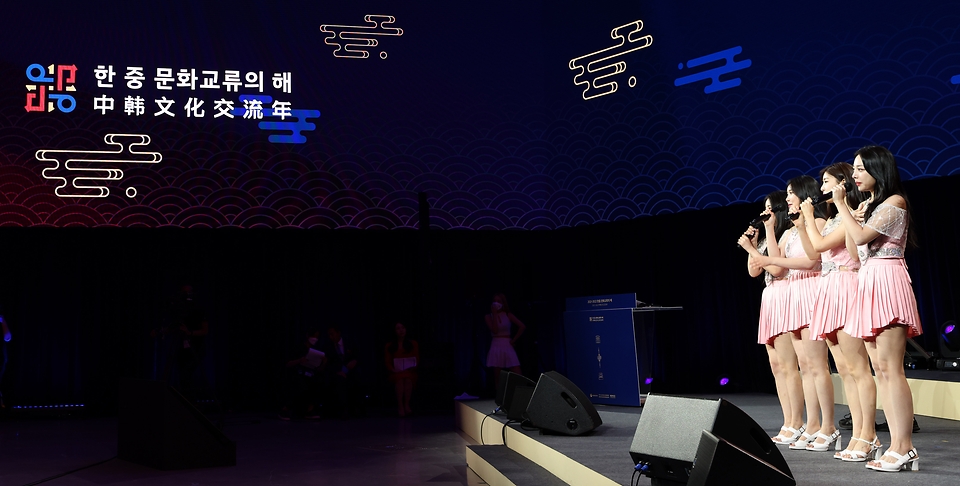 15일 서울 동대문디자인플라자(지난8일 녹화)에서 열린 2021-2022 한중 문화교류의 해 개막식에서 홍보대사로 위촉된 브레이브걸스가 소감을 말하고 있다.