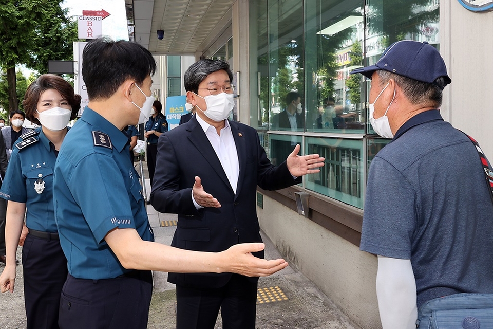 전해철 행정안전부 장관이 15일 오전 추석 명절을 앞두고 대전광역시 유성지구대를 방문하여 치안대책 및 안전 활동 등을 당부하고 아동지킴이 자원봉사대원을 격려하고 있다.
