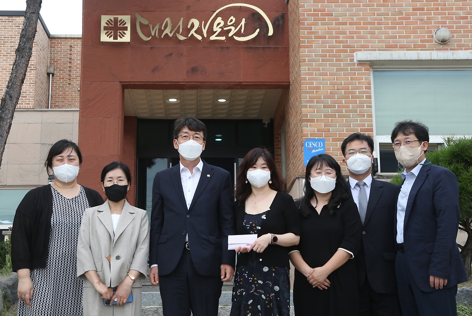 류근관 통계청장(왼쪽 세 번째)이 9월 14일(화) 대전에 위치한 미혼모자 가족복지시설 자모원을 방문해 전통시장에서 직접 구매한 추석선물을 전달하였다.