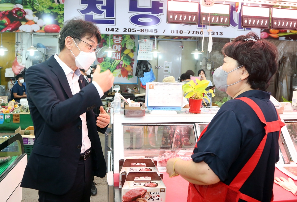 류근관 통계청장(왼쪽)이 추석을 앞둔 9월 14일(화) 자매결연 시장인 대전 문창전통시장을 찾아 상인과 대화하고 있다.