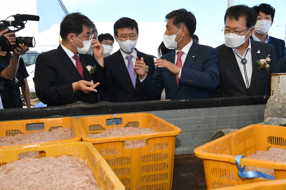 문성혁 해양수산부 장관이 16일 강화군 후포항에서 열린 ‘후포항 어촌뉴딜 사업 준공식’에서 특산물을 보고 있다.