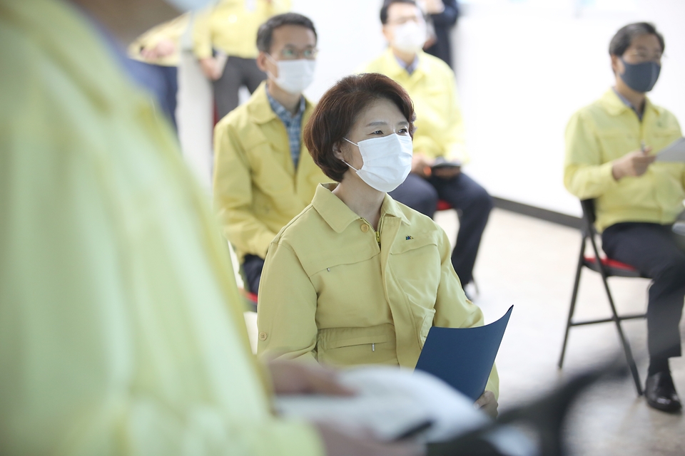 한정애 환경부장관이 22일 오전 서울 성동구에 위치한 공공선별장을 방문하여, 성동구청 관계자로부터 추석연휴 기간 폐기물 수거·선별 처리 현황을 설명 듣고 있다.