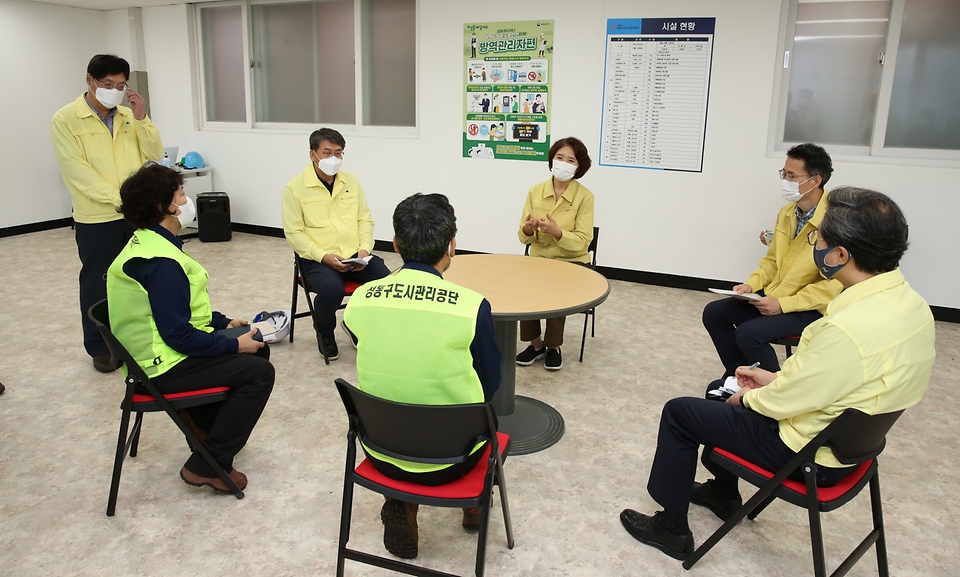 한정애 환경부장관이 22일 오전 서울 성동구에 위치한 공공선별장을 방문하여, “추석연휴 전후로 선물세트, 음식 배달용기 등 재활용품 배출이 증가한 만큼 재활용품 수거·선별에 만전을 기해 달라”라고 당부하고 있다.