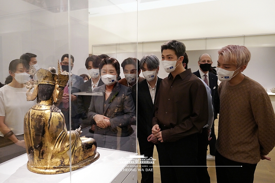 제76차 유엔총회를 계기로 문재인 대통령과 함께 미국 뉴욕을 방문 중인 김정숙 여사와 ‘미래세대와 문화를 위한 대통령 특별사절’로 임명된 그룹 방탄소년단(BTS)이 20일(현지시간) 메트로폴리탄 미술관 한국실을 관람하고 있다.