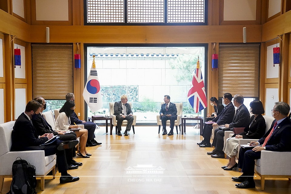 문재인 대통령이 20일(현지시간) 미국 뉴욕 주유엔대표부 양자회담장에서 보리스 존슨 영국 총리와 정상회담을 하고 있다.
