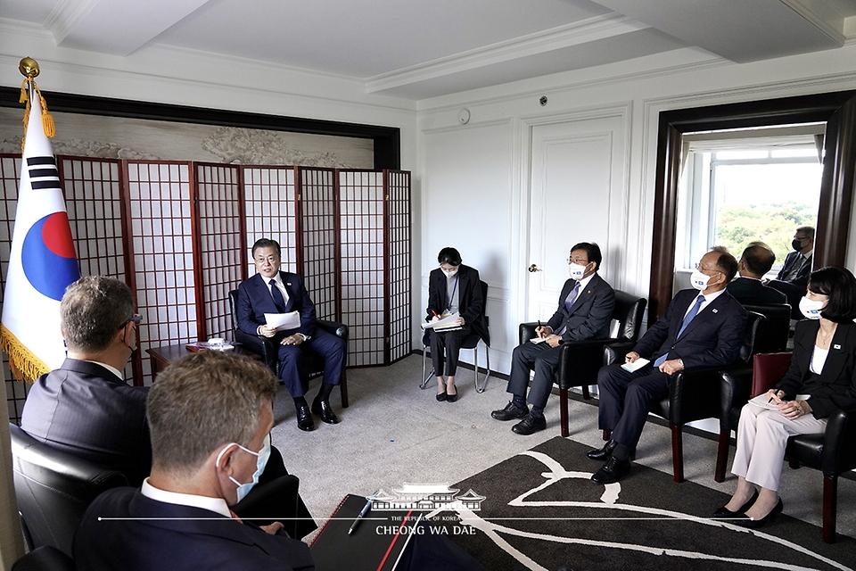문재인 대통령이 21일(현지시각) 미국 뉴욕 시내에 위치한 호텔에서 앨버트 불라 화이자 회장 겸 최고경영자(CEO)를 접견하고 있다.
