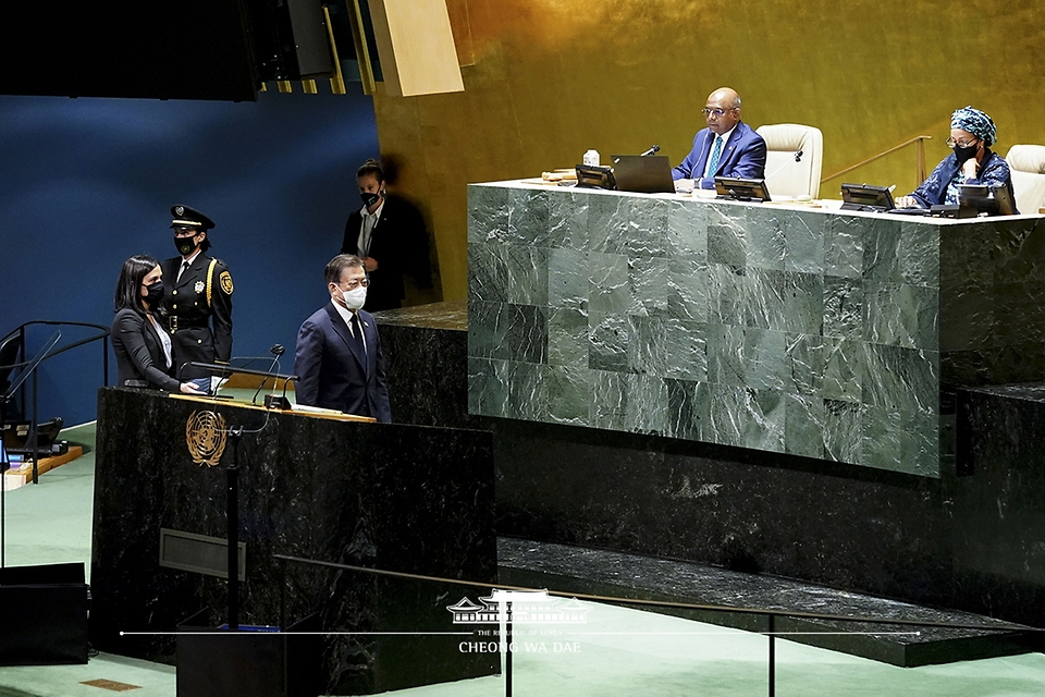 문재인 대통령이 21일(현지시각) 미국 뉴욕 유엔 총회장에서 기조연설을 하기 위해 연단으로 이동하고 있다.