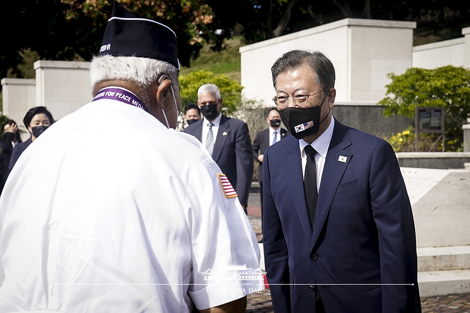 문재인 대통령이 22일(현지시각) 미국 하와이 펀치볼 국립묘지를 방문해 한국전 참전용사와 인사를 나누고 있다.