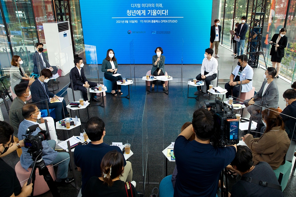 임혜숙 과학기술정보통신부 장관이 16일 오후 서울 중구 그랜드센트럴타워 1인미디어콤플렉스오픈스튜디오에서 ‘디지털미디어 청년창업 활성화 간담회’를 하고 있다.