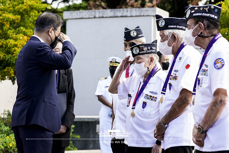 문재인 대통령이 22일(현지시각) 미국 하와이 펀치볼 국립묘지를 방문해 한국전 참전용사들과 인사를 나누고 있다.