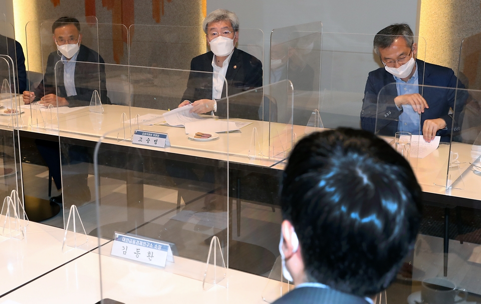 <p>고승범 금융위원장이 27일 서울 중구 은행연합회 뱅커스클럽에서 진행된 경제·금융전문가 간담회에서 김영익 서강대 경제대학원 교수, 신용상 금융연구원 금융리스크 연구센터장, 김영일 NICE평가정보 리서치센터장, 신동준 KB증권 리서치센터장, 김동환 대안금융경제연구소 소장, 오석태 SG증권 이코노미스트, 이종우 경제평론가 등 가계부채 및 금융시장 관련 전문가들과 경제·금융시장 전망 및 주요 리스크 점검 등 금융안정 방안에 대해 논의했다.</p>