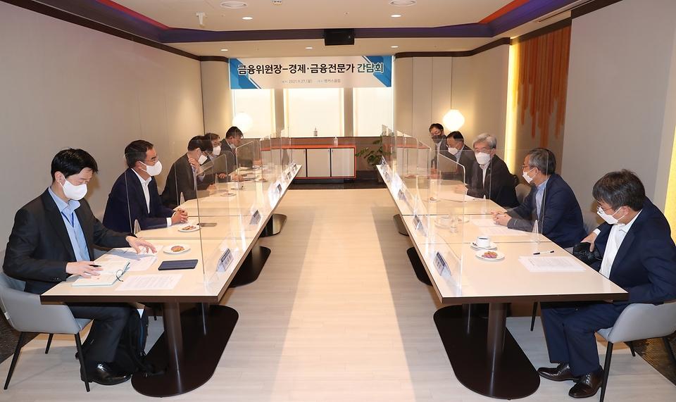 <p>고승범 금융위원장이 27일 서울 중구 은행연합회 뱅커스클럽에서 진행된 경제·금융전문가 간담회에서 김영익 서강대 경제대학원 교수, 신용상 금융연구원 금융리스크 연구센터장, 김영일 NICE평가정보 리서치센터장, 신동준 KB증권 리서치센터장, 김동환 대안금융경제연구소 소장, 오석태 SG증권 이코노미스트, 이종우 경제평론가 등 가계부채 및 금융시장 관련 전문가들과 경제·금융시장 전망 및 주요 리스크 점검 등 금융안정 방안에 대해 논의했다.</p>