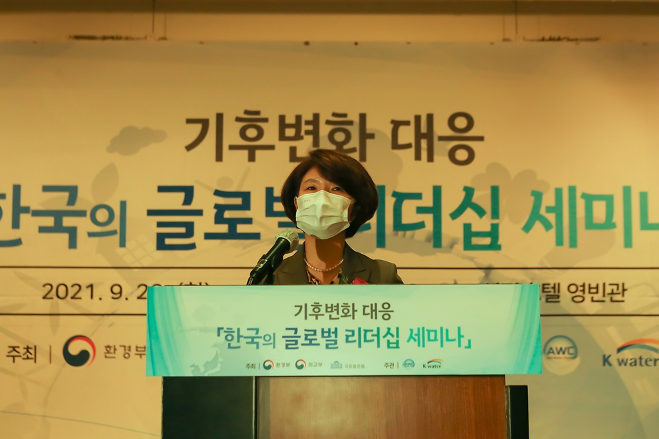 한정애 환경부장관이 28일 오후 서울 중구 소재 신라호텔에서 열린 ‘기후변화 대응을 위한 한국의 국제 리더십 세미나’에 참석하여, “우리나라가 물 분야를 비롯한 사회 전반에서 기후위기 대응 리더로 발돋움하도록 기후·환경 석학들의 혜안과 큰 역할을 기대한다”라고 말했다.