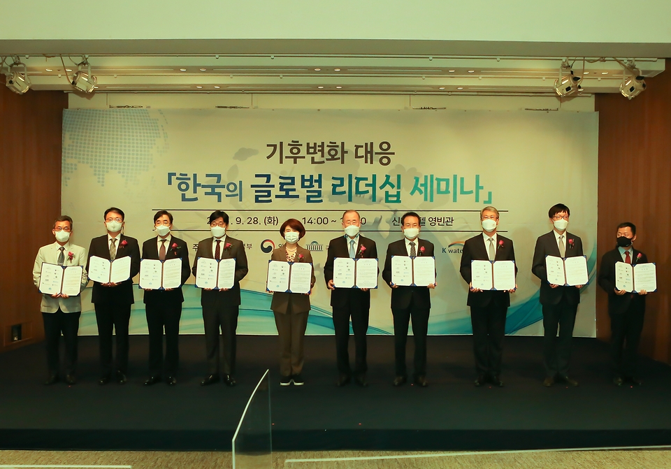 한정애 환경부장관이 28일 오후 서울 중구 소재 신라호텔에서 열린 ‘기후변화 대응을 위한 한국의 국제 리더십 세미나’에 참석하여, 변재일 국회의원(국회물포럼 회장), 반기문 글로벌녹색성장연구소(GGGI) 의장(제8대 유엔사무총장), 외교부 최종문 제2차관 등 참석자들과 기후위기 대응 협력 선언문을 낭독하고 있다.