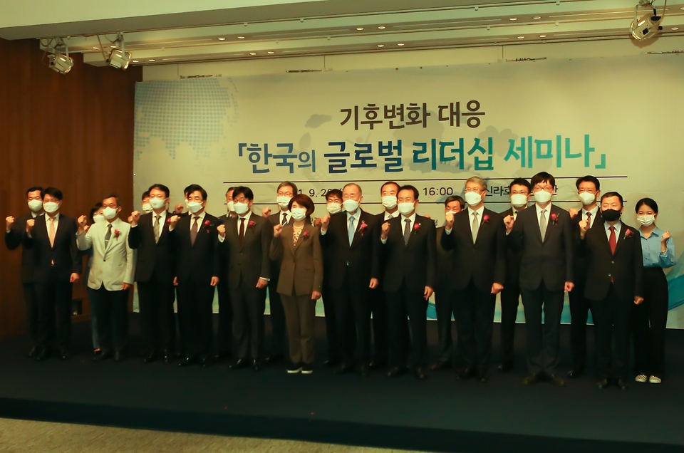 한정애 환경부장관이 28일 오후 서울 중구 소재 신라호텔에서 열린 ‘기후변화 대응을 위한 한국의 국제 리더십 세미나’에 참석하여, 변재일 국회의원(국회물포럼 회장), 반기문 글로벌녹색성장연구소(GGGI) 의장(제8대 유엔사무총장), 외교부 최종문 제2차관 등 참석자들과 기념 촬영하고 있다.