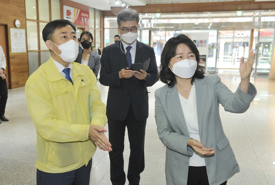 양성일 보건복지부 1차관이 27일 오후 서울 송파구에 위치한 노인 일자리 수행기관 ‘송파시니어클럽’을 방문해 코로나19 방역 상황을 점검하고 있다.
