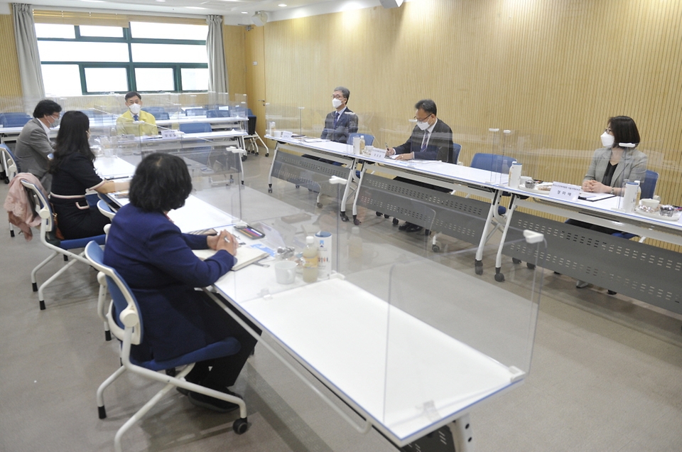 양성일 보건복지부 1차관이 27일 오후 서울 송파구에 위치한 노인 일자리 수행기관 ‘송파시니어클럽’을 방문해 코로나19 방역 상황을 점검한 뒤 관계자들과 간담회를 하고 있다.