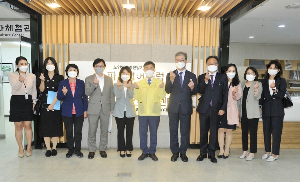 양성일 보건복지부 1차관이 27일 오후 서울 송파구에 위치한 노인 일자리 수행기관 ‘송파시니어클럽’을 방문해 관계자들과 기념 촬영을 하고 있다.