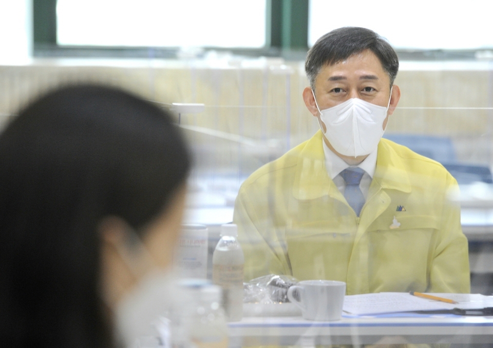 양성일 보건복지부 1차관이 27일 오후 서울 송파구에 위치한 노인 일자리 수행기관 ‘송파시니어클럽’을 방문해 코로나19 방역 상황을 점검한 뒤 관계자들과 간담회를 하고 있다.