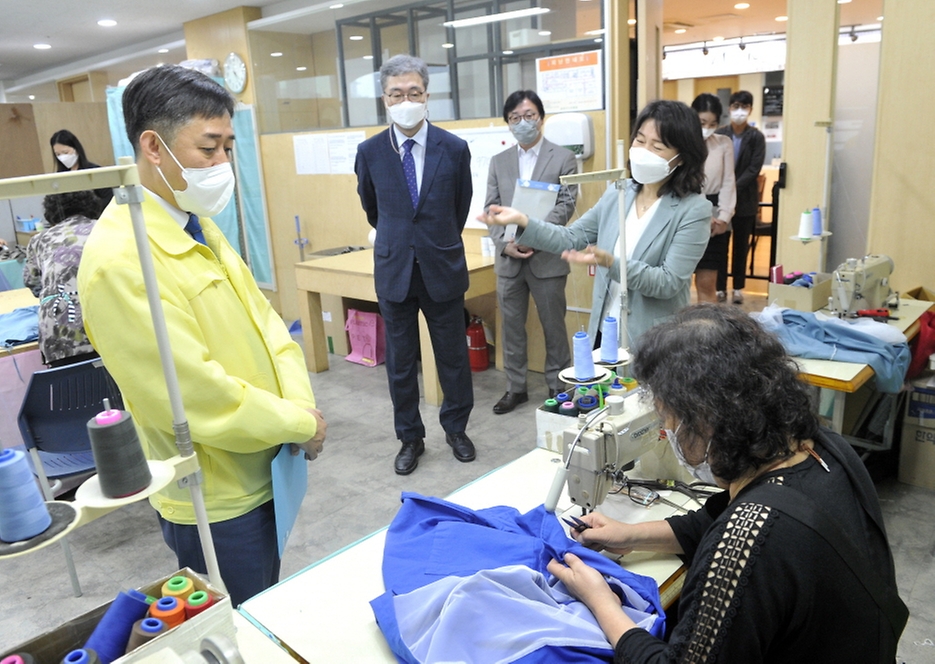 양성일 보건복지부 1차관이 27일 오후 서울 송파구에 위치한 노인 일자리 수행기관 ‘송파시니어클럽’을 방문해 코로나19 방역 상황을 점검하고 있다.