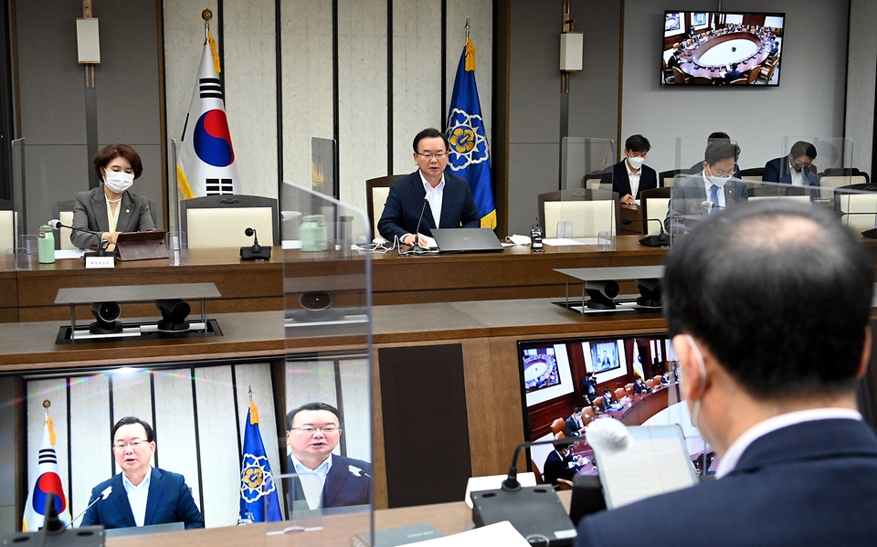 김부겸 국무총리가 30일 세종 다솜로 정부세종청사에서 열린 국정현안점검조정회의를 주재, 모두발언을 하고 있다.