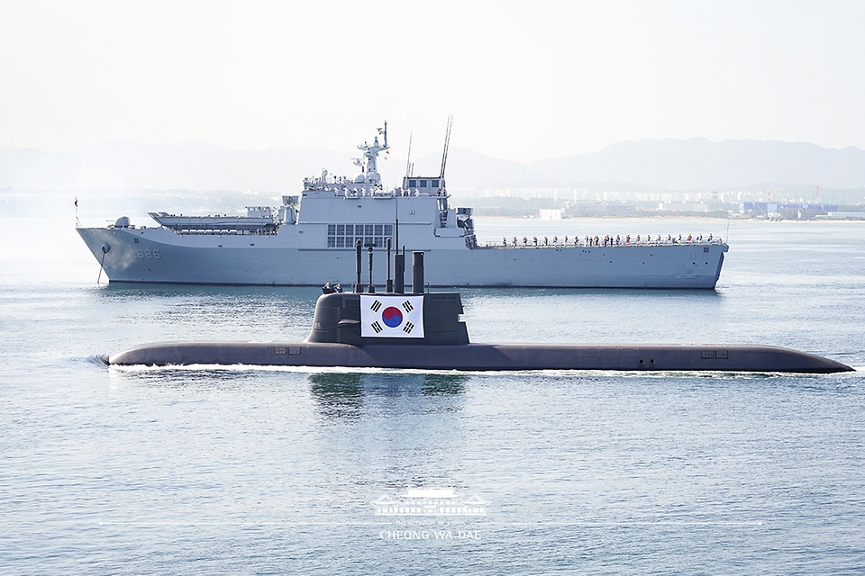 1일 경북 포항 영일만 해상 마라도함에서 열린 제73주년 국군의 날 기념식에서 태극기가 게양된 잠수함 안창호함이 수면 위를 항해하고 있다.
