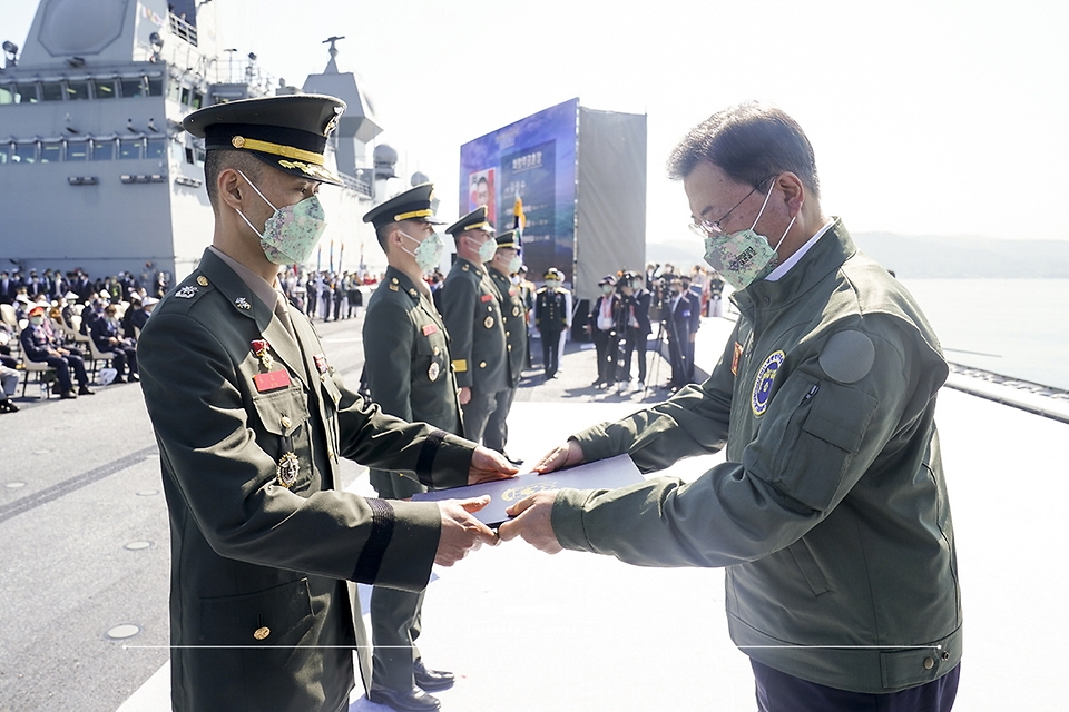 문재인 대통령이 1일 경북 포항 영일만 해상 마라도함에서 열린 제73주년 국군의 날 기념식에서 김정수 소령에게 화랑무공훈장을 수여하고 있다.