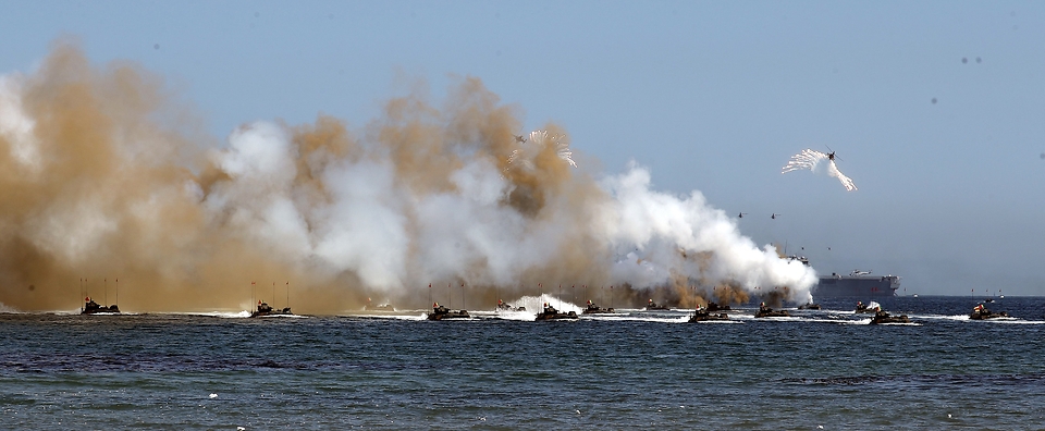 제73주년 국군의 날을 기념해 1일 오전 경북 포항 도구해안에서 육·해·공군 합동상륙작전 시연이 펼쳐지고 있다.