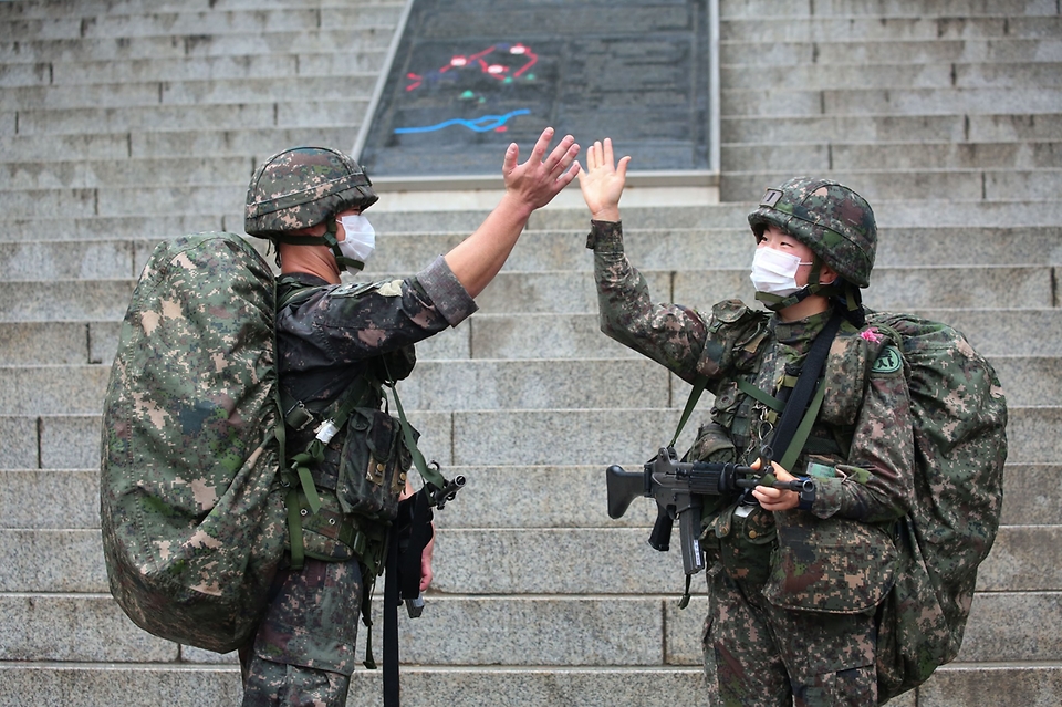 육군사관학교 생도들이 5일 육사 교내에서 열린 제8회 ‘화랑 커맨디프 경연대회’에 참여하고 있다. (출처=국방일보)