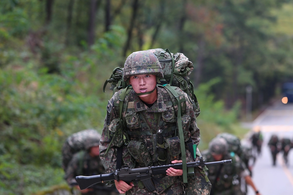 육군사관학교 생도들이 5일 육사 교내에서 열린 제8회 ‘화랑 커맨디프 경연대회’에 참여하고 있다. (출처=국방일보)