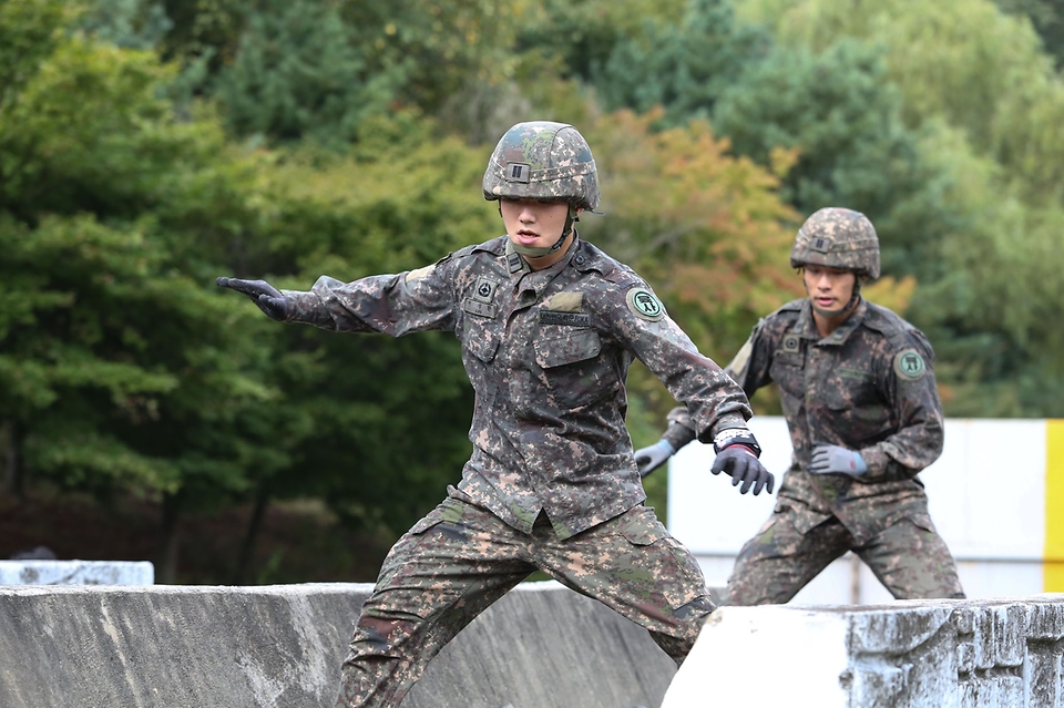 육군사관학교 생도들이 5일 육사 교내에서 열린 제8회 ‘화랑 커맨디프 경연대회’에 참여하고 있다. (출처=국방일보)