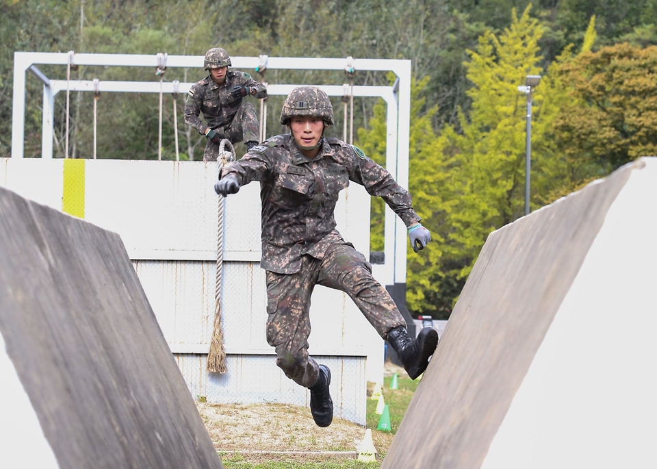 육군사관학교 생도들이 5일 육사 교내에서 열린 제8회 ‘화랑 커맨디프 경연대회’에 참여하고 있다. (출처=국방일보)