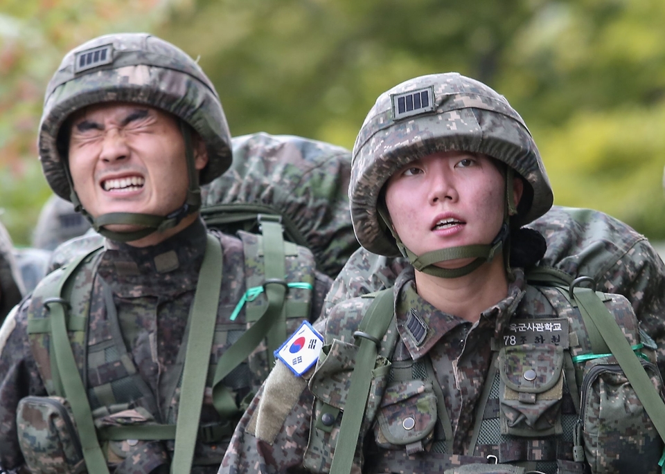 육군사관학교 생도들이 5일 육사 교내에서 열린 제8회 ‘화랑 커맨디프 경연대회’에 참여하고 있다. (출처=국방일보)