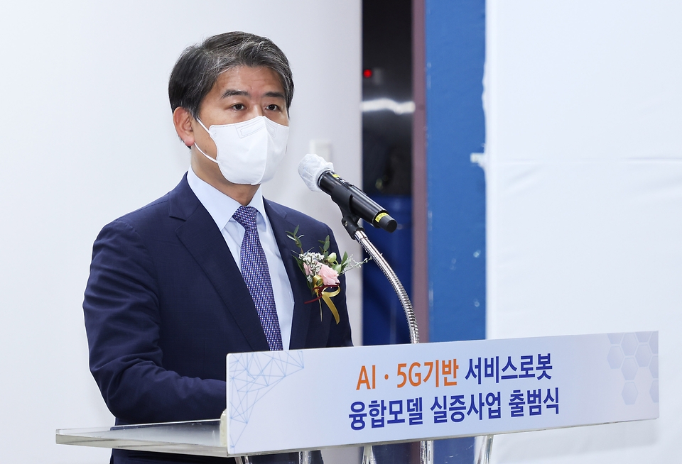 주영준 산업통상자원부 산업정책실장이 13일 대전광역시 중앙로 지하상가에서 열린 ‘AI·5G 기반 서비스로봇 융합모델 실증사업 출범식’에 참석하여, 인사말을 하고 있다.