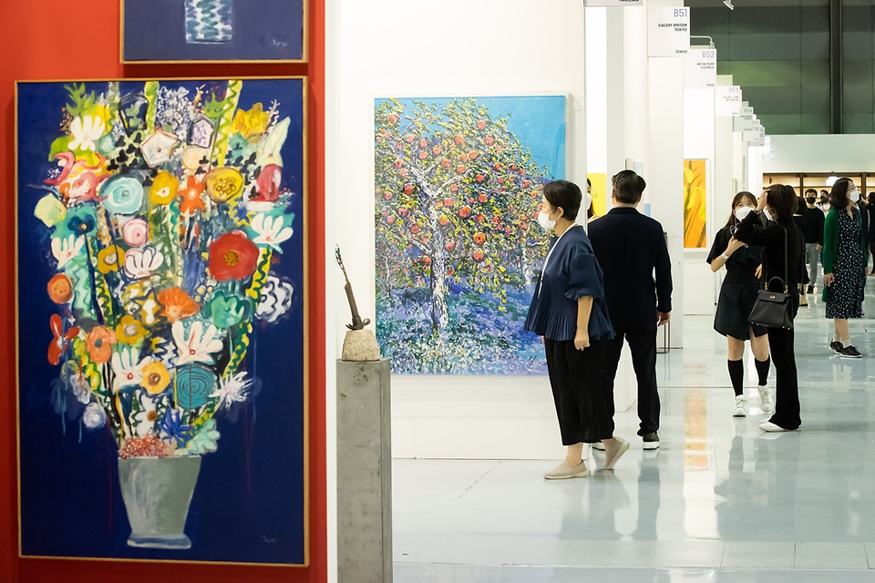 <p>‘Kiaf SEOUL 2021(제20회 한국국제아트페어)’가 10월13일 프리뷰 시작으로 10월15~17일까지 일반관람자에게 오픈하는 미술축제를 서울 삼성동 코엑스 A홀과 B홀에서 개막했다. </p>
<p>이번 ‘Kiaf SEOUL 2021’은 전 세계 10개국 170여개 갤러리의 회화, 조각, 영상 등 작품을 선보인다.</p>