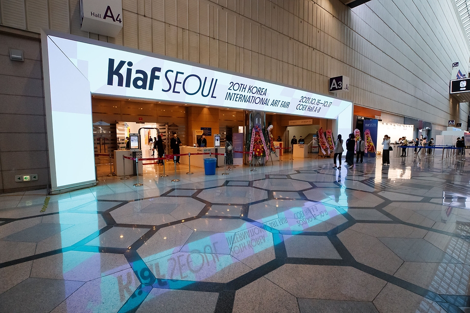<p>‘Kiaf SEOUL 2021(제20회 한국국제아트페어)’가 10월13일 프리뷰 시작으로 10월15~17일까지 일반관람자에게 오픈하는 미술축제를 서울 삼성동 코엑스 A홀과 B홀에서 개막했다. </p>
<p>이번 ‘Kiaf SEOUL 2021’은 전 세계 10개국 170여개 갤러리의 회화, 조각, 영상 등 작품을 선보인다.</p>