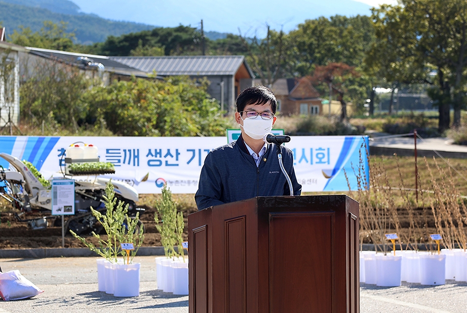 허태웅 농촌진흥청장이 14일 전북 남원시 운봉읍에서 열린 참깨·들깨 생산 기계화 기술 현장연시회에서 발언하고 있다.