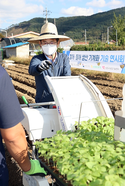 허태웅 농촌진흥청장이 14일 전북 남원시 운봉읍에서 열린 참깨·들깨 생산 기계화 기술 현장연시회에서 전자동 정식기를 시운전하고 있다.