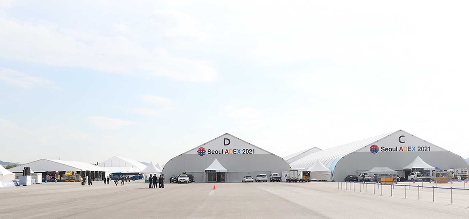 <p><span>18일 오전 경기도 성남 서울공항에서 열린 ‘서울 국제 항공우주 및 방위산업 전시회 2021(이하 ADEX)’ 프레스 데이 행사가 열리고 있다.  ADEX 2021은 국내 최대 항공 우주·방산 분야 전문 종합 무역 전시회로 19일부터 23일까지 5일간 개최된다. </span> </p>