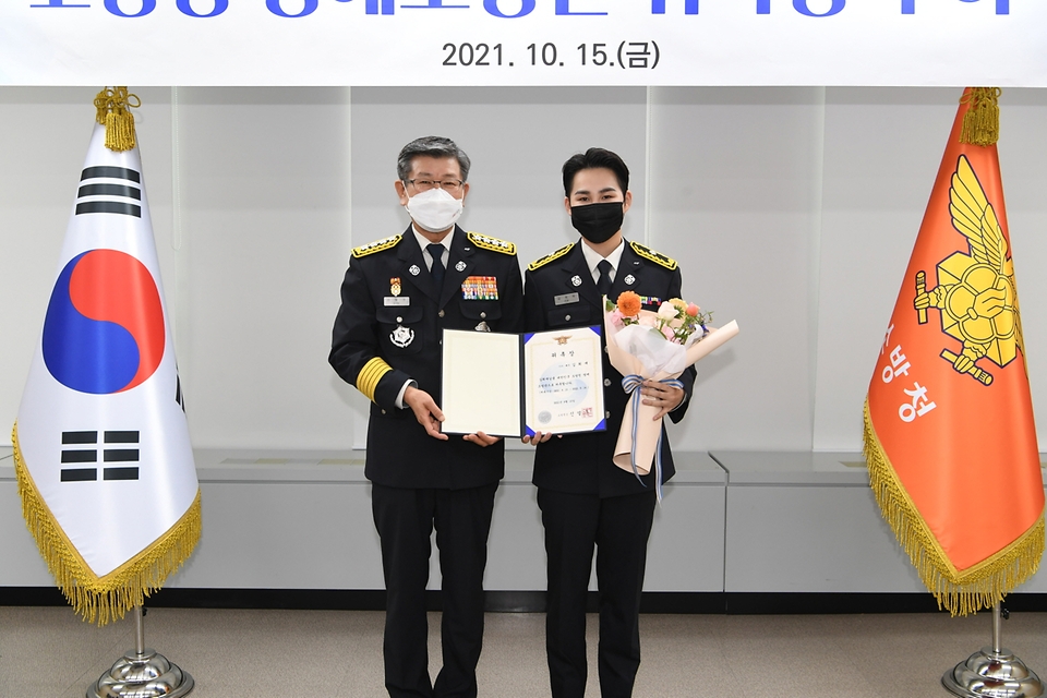 신열우 소방청장이 15일 오후 세종시 소방청에서 명예소방관으로 위촉된 가수 김희재 씨와 함께 기념촬영을 하고 있다.