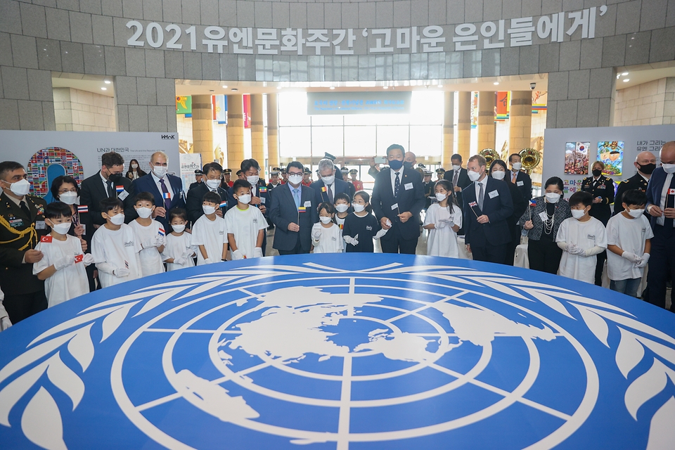 황기철 국가보훈처장이 19일 오전 전쟁기념관에서 열린 유엔문화주간 개막식에 참석하여 주요내빈과 함께 Thanks to you 스토리텔러 퍼포먼스를 하고 있다