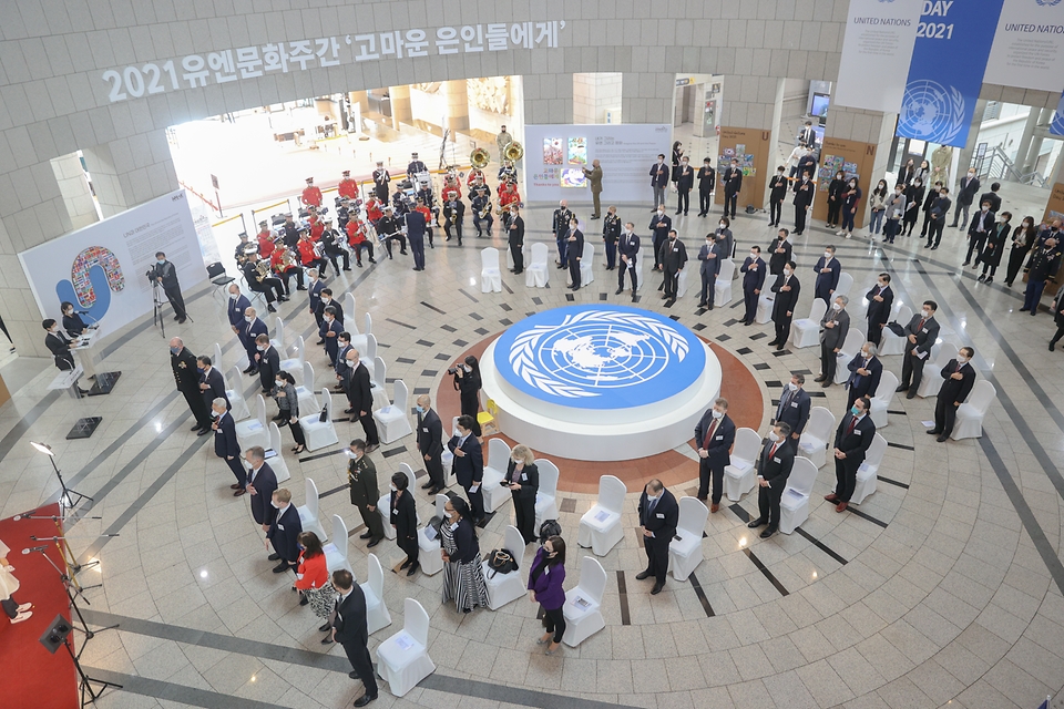 황기철 국가보훈처장이 19일 오전 전쟁기념관에서 열린 유엔문화주간 개막식에 참석하여 주요내빈과 함께 국민의례를 하고 있다.