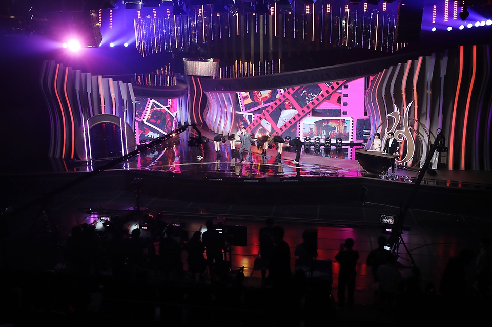 <p>21일 오후 서울 마포구 상암MBC 공개홀에서 열린 '서울드라마어워즈 2021' 시상식에서 가수 영탁이 축하 무대를 꾸미고 있다. 이번 시상식은 코로나19 백신 접종 완료자에 한해 국내·외 수상자 일부만 참석하는 등 철저한 방역과 무관중 비대면으로 진행됐다. 시상 부문은 국제경쟁, 국제초청, 한류드라마 등 전 세계 41개국 238편 작품이 경합을 벌였다. 이번 시상식은 MBC와 서울드라마어워즈 공식 유튜브 채널을 통해 '실시간으로 중계됐다.</p>