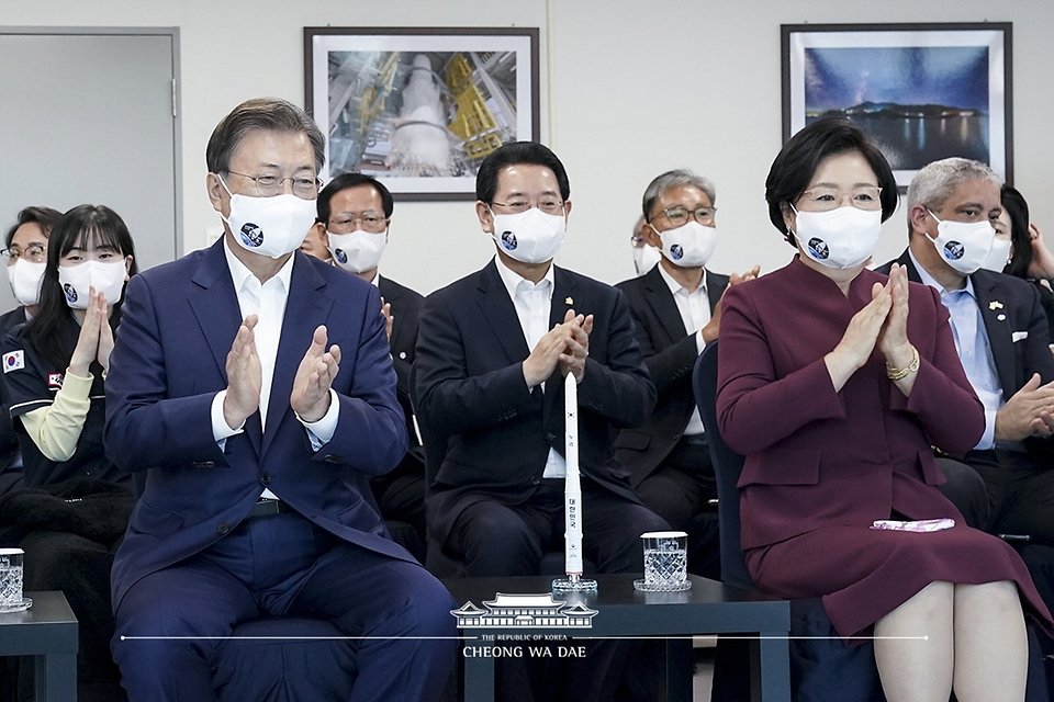 문재인 대통령과 김정숙 여사가 21일 오후 전남 고흥 나로우주센터 연구동에서 한국형 발사체 ‘누리호(KSLV-II)’의 발사를 참관하고 있다.