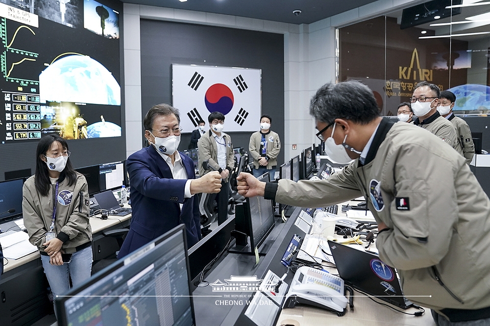 문재인 대통령이 21일 오후 전남 고흥 나로우주센터 연구동에서 한국형 발사체 ‘누리호(KSLV-II)’발사 참관을 마치고 발사통제관리실을 찾아 연구원들을 격려하고 있다. 