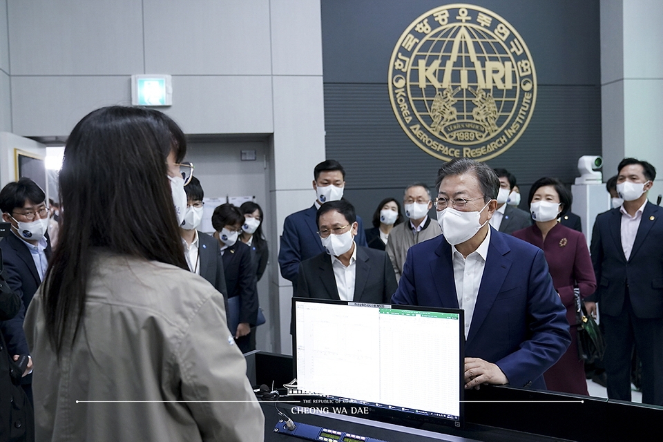 문재인 대통령이 21일 오후 전남 고흥 나로우주센터 연구동에서 한국형 발사체 ‘누리호(KSLV-II)’발사 참관을 마치고 발사통제관리실을 찾아 연구원들을 격려하고 있다. 