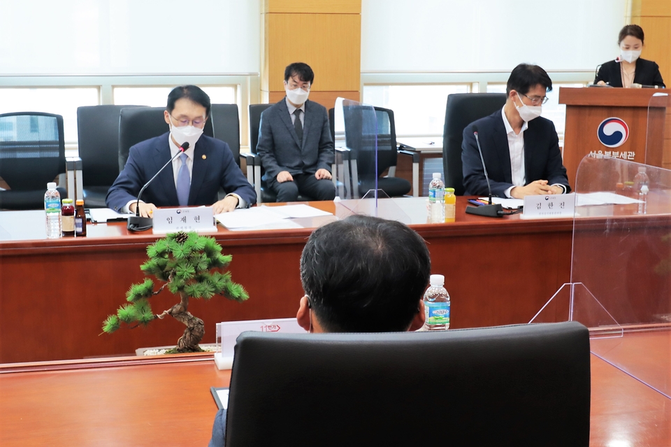 <p>임재현 관세청장과 이상호 11번가 대표이사는 10월 1일 서울세관에서 전자상거래 통관·물류체계 효율화를 위한 업무협약을 체결 했습니다.</p>
<p><br></p>
<p>이번 협약으로 급격히 진화 및 발전하고 있는 전자상거래 시장에 최적화된 통관·물류제도, 법령, 전산시스템을 설계할 수 있는 최소한의 민·관 협업의 틀을 갖추게 됐습니다.</p>
<p><br></p>
<p>임재현 관세청장은 