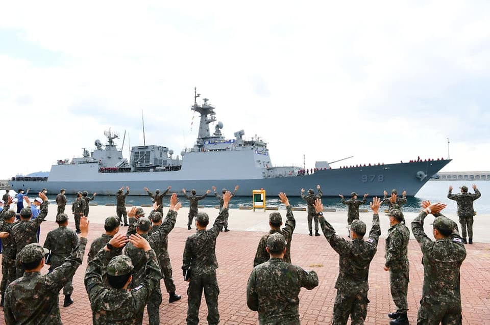 22일 해군 제주기지에서 열린 2021 해군 순항훈련전단 출항 환송식에서 76기 해군 사관생도들이 손을 흔들며 인사를 하고 있다. (출처=대한민국 해군 페이스북)