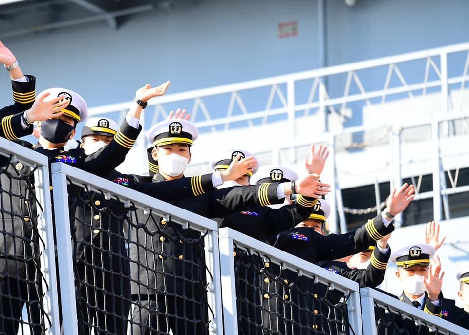 22일 해군 제주기지에서 열린 2021 해군 순항훈련전단 출항 환송식에서 76기 해군 사관생도들이 손을 흔들며 인사를 하고 있다. (출처=대한민국 해군 페이스북)