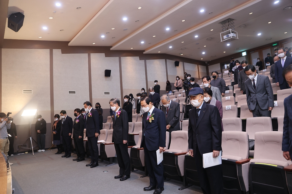 26일 오전 황기철 국가보훈처장이 서울시 중구 안중근의사기념관에서 열린 안중근 의사 하얼빈 의거 112주년 기념식에 참석하여 주요내빈과 함께 국민의례를 하고 있다.